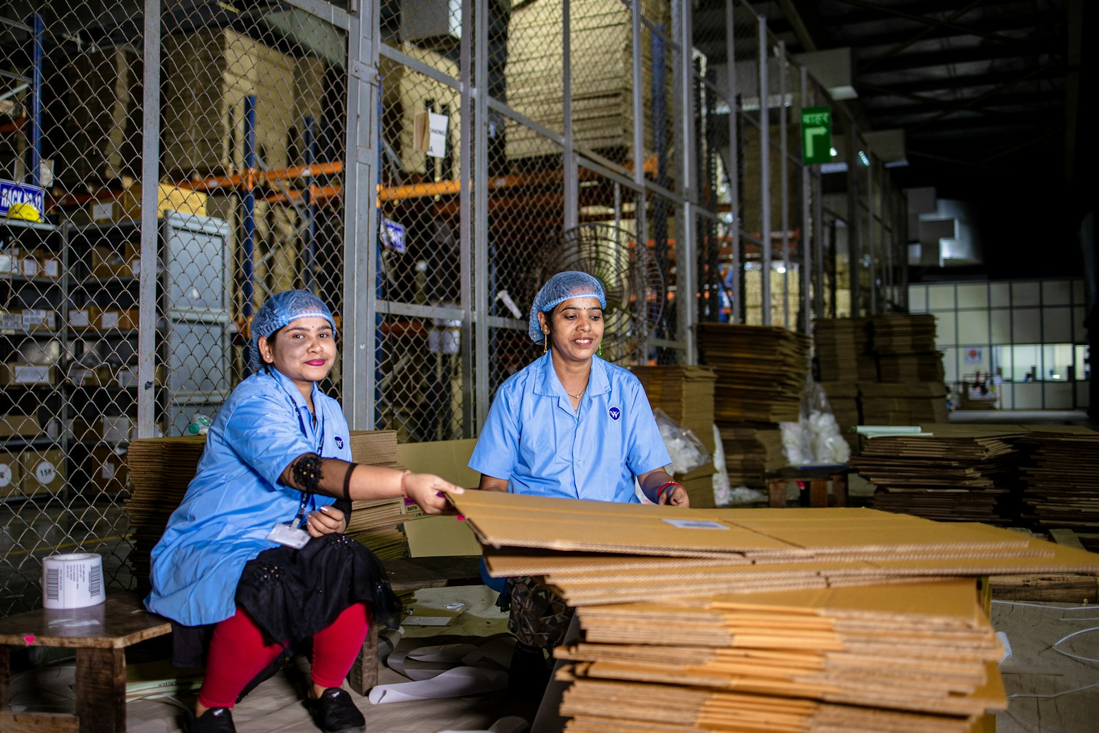 Equipo de trabajadores en una nave