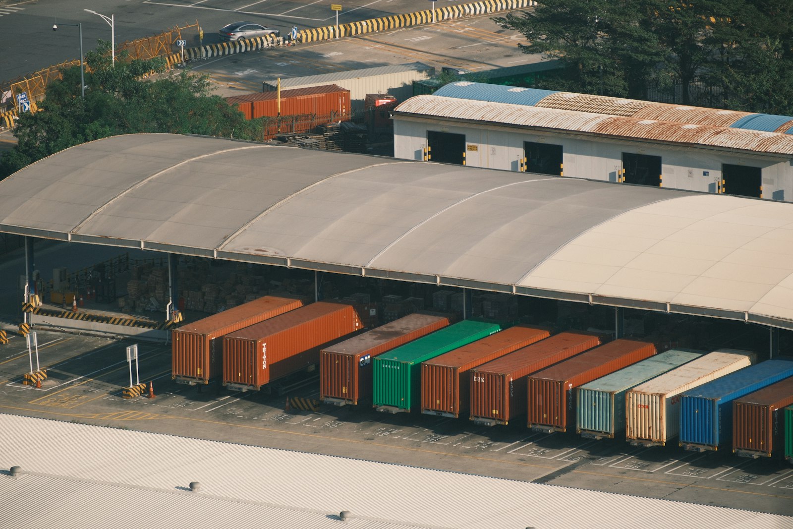 Contenedores, accesos y kilómetros: la logística real de un vaciado industrial en comarca de montaña