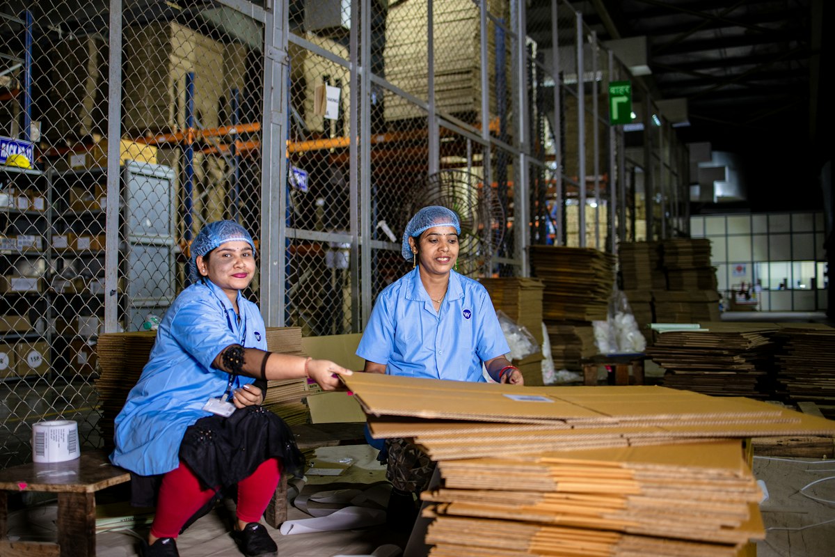 Equipo de trabajadores en una nave