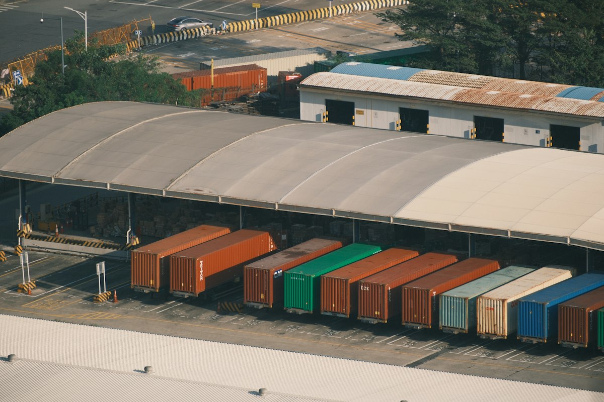 Contenedores, accesos y kilómetros: la logística real de un vaciado industrial en comarca de montaña